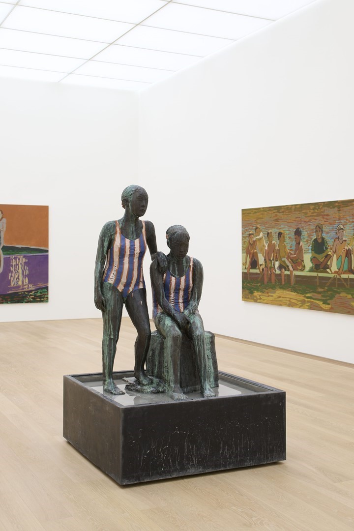 Bronzen sculptuur met schilderijen van Claire Tabouret in museum Voorlinden hemelvaart 2026