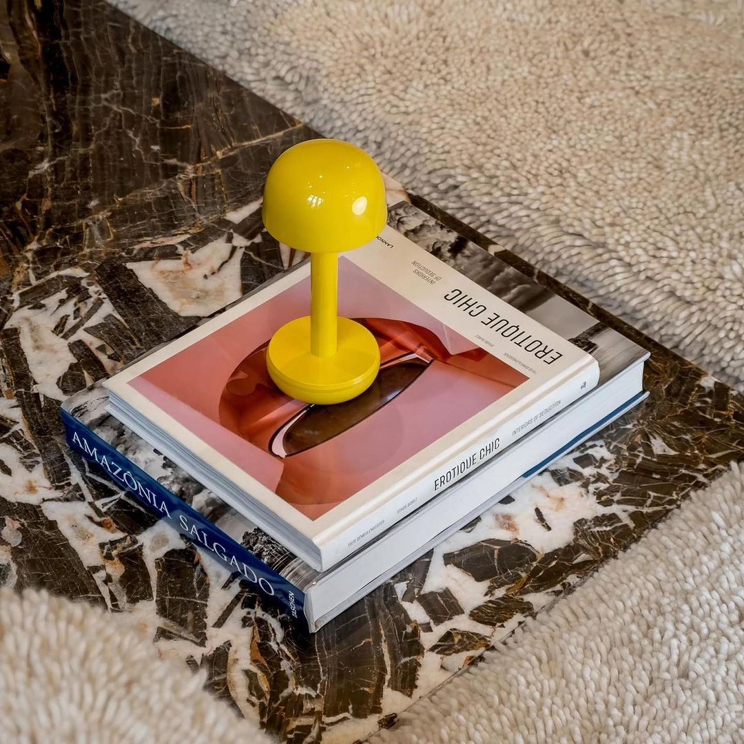 Humble Two is verkrijgbaar is in drie  nieuwe hoogglansafwerkingen: Geel, Kobalt en Ivoor. Fotografie: Humble.