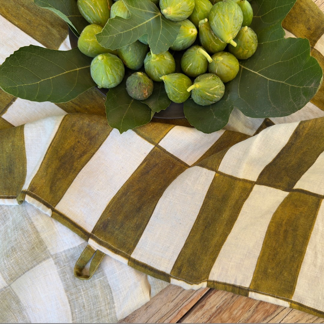 Groen linnen tafelkleed met vijgen.