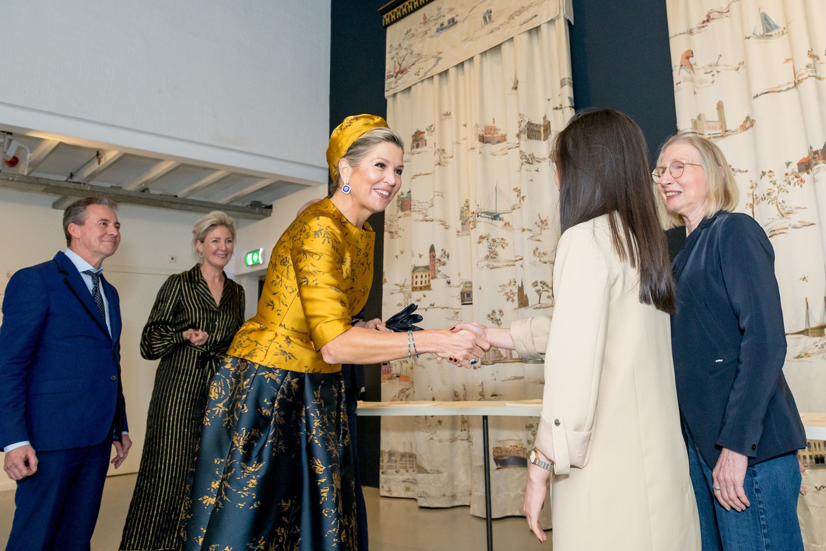 Koningin Máxima ontmoet borduurders. Fotografie: Maarten Schuth Productions (Benjamin Arthur).