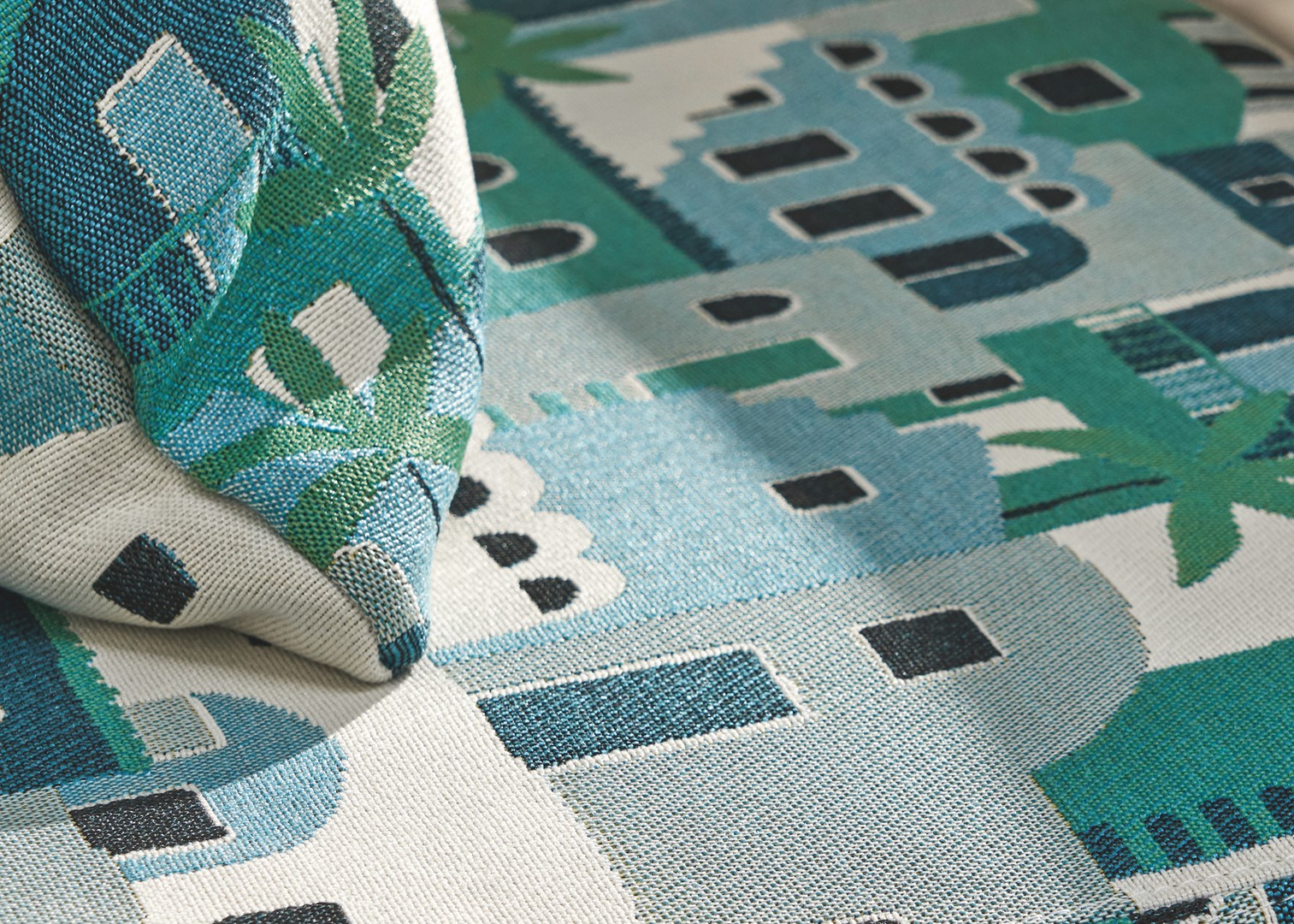 Zowel de naam als het patroon van outdoorstof Amorgos is ontleend aan het gelijknamige Griekse eiland.