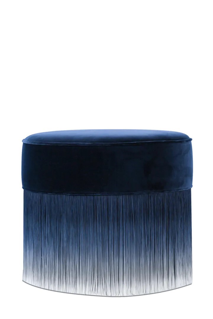 Amami pouf van Moooi in blauw fluweel met lange franjes.