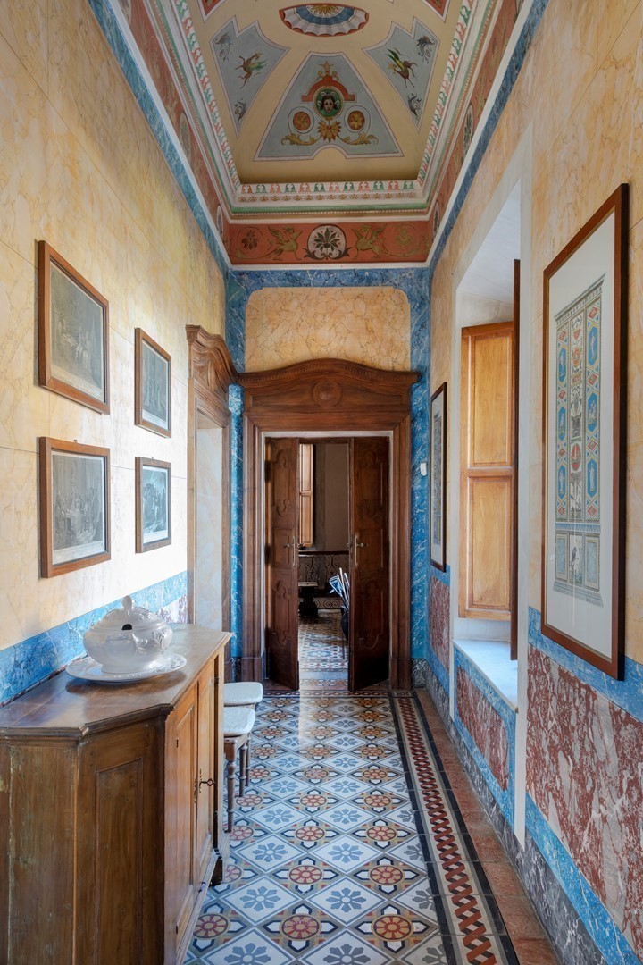 Kasteel interieur gang in Castello Tabiano met fresco's, marmer en antieke prenten