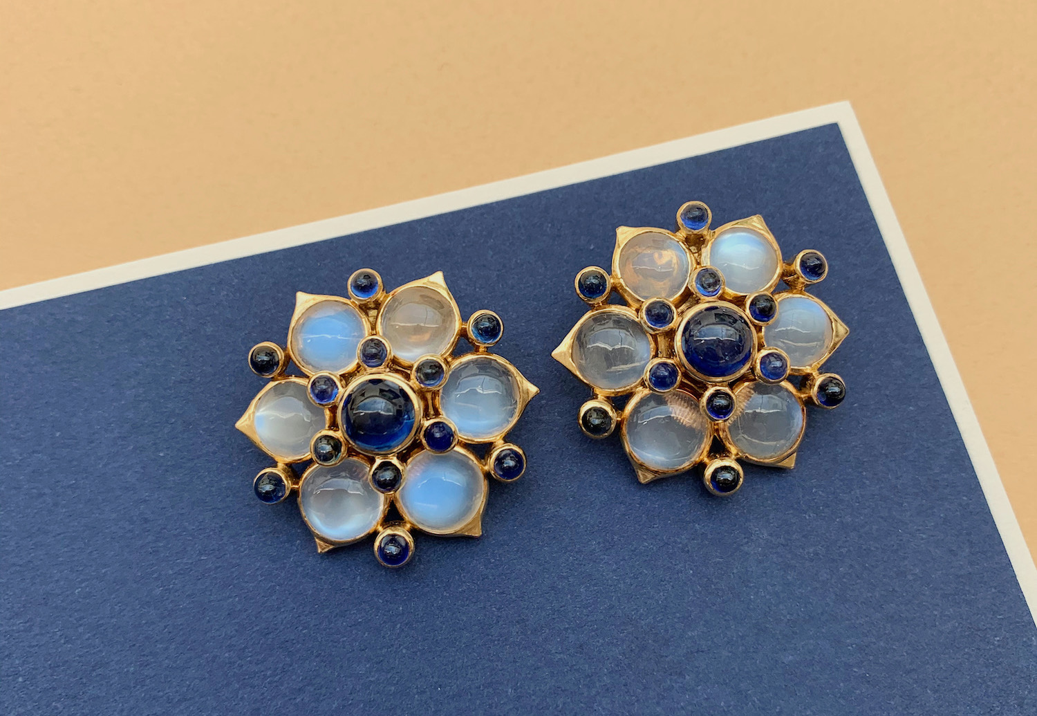 Gouden bloemvormige oorclips van René Boivin. Parijs, circa 1950.