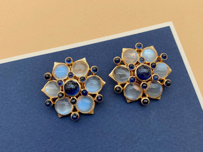 Gouden bloemvormige oorclips van René Boivin. Parijs, circa 1950.