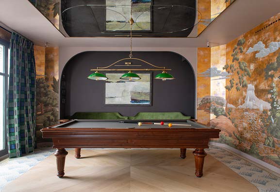 Biljartkamer met behang van de Gournay. Fotografie: Nicolas Mathéus/Living Inside.