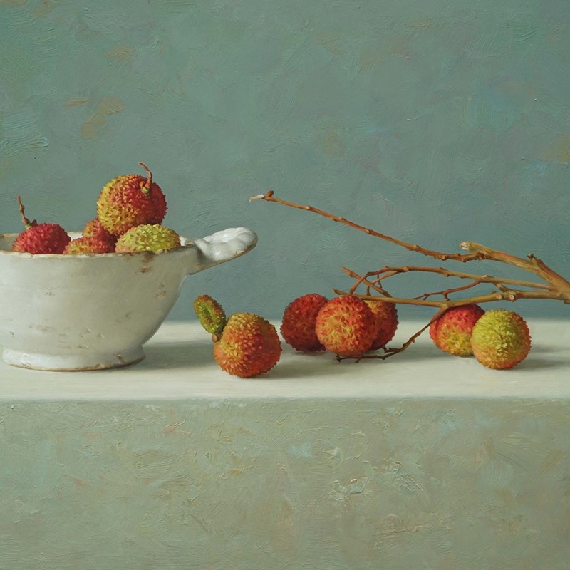 Witte kom met lychees - Qiangli Liang, Galerie Mokum