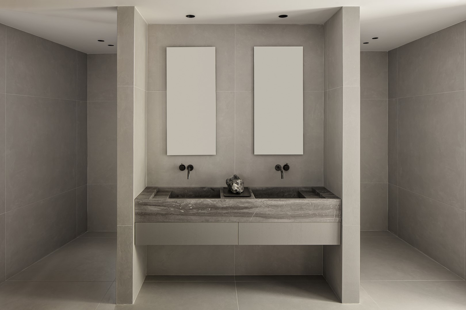 De BLEND Tile-serie bestaat uit XXXL-formaat tegels, met een ingetogen verwijzing naar beton.