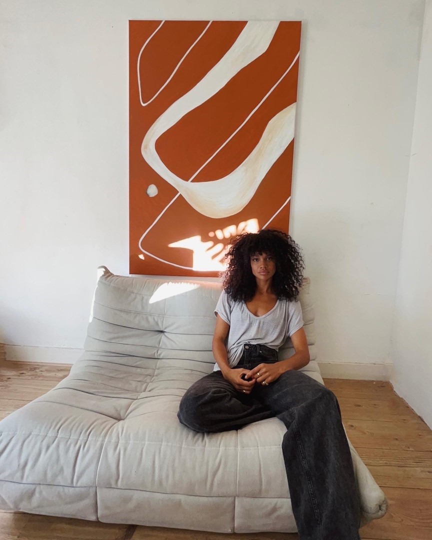 Prisca voor haar werk Grounded,  acrylverf en  oliekrijt op katoenen canvas, 2022.