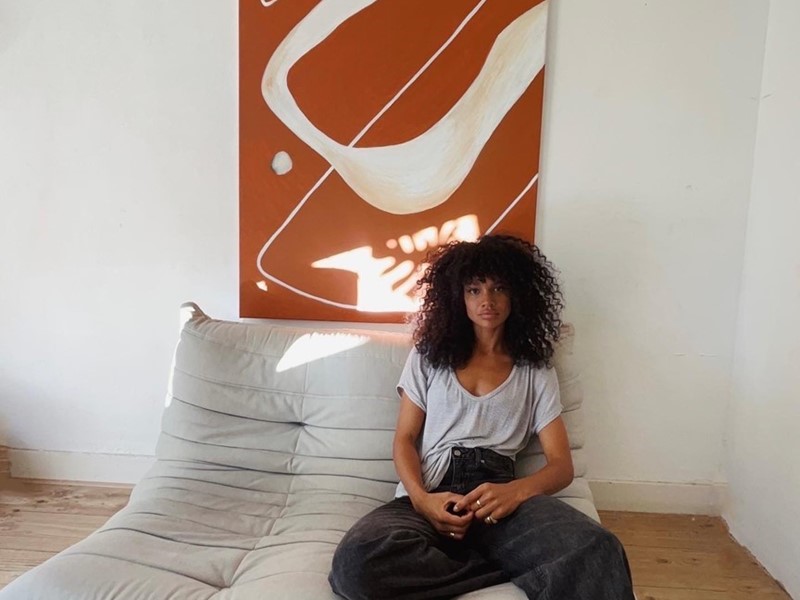 Prisca voor haar werk Grounded,  acrylverf en  oliekrijt op katoenen canvas, 2022.