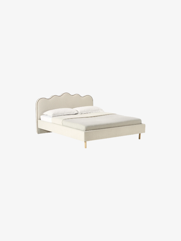 Bed met golvend hoofdbord in ivoorkleurige stof en houten pootjes