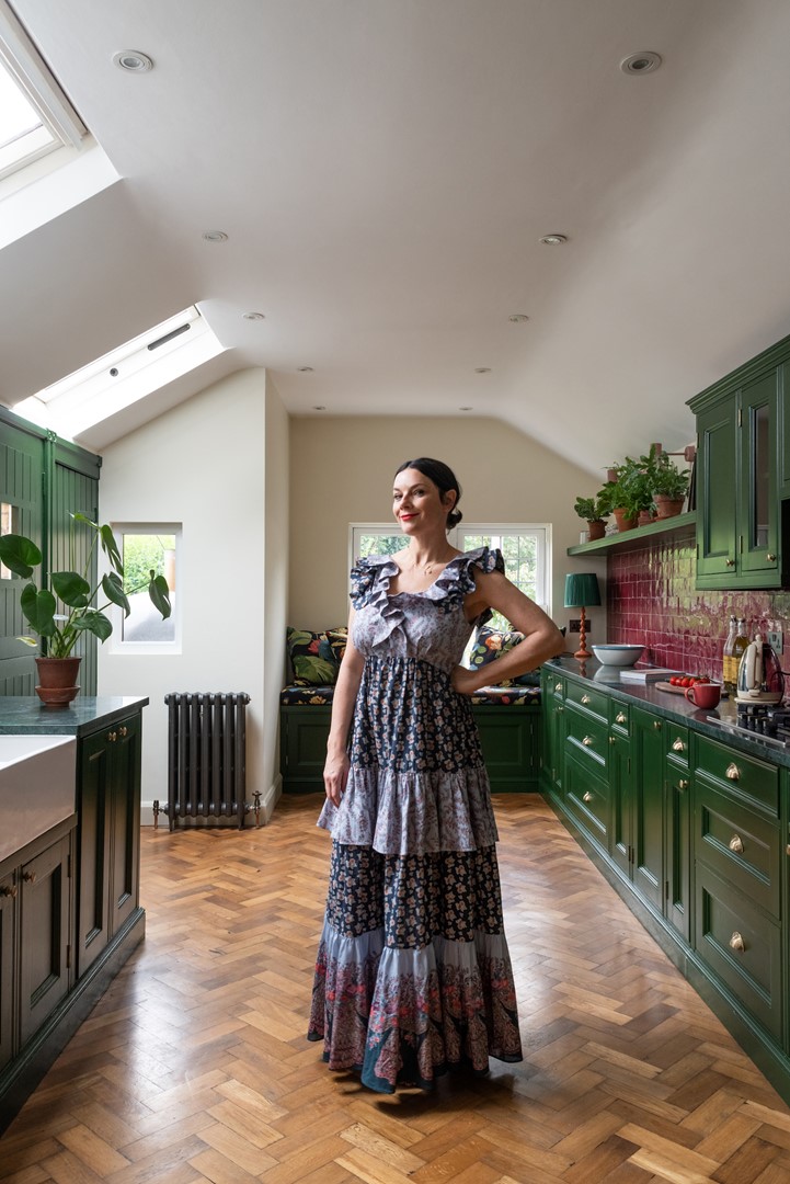 De vloer in de keuken is van The Architectural Forum. Michelle: ‘Daar bel ik altijd meteen heen als ik een project heb.’ Deze keuken zat er al in, Michelle liet hem verven in Farrow & Ball’s Duck Green. De tegels zijn van Mosaic del Sur via The Mosaic Factory.