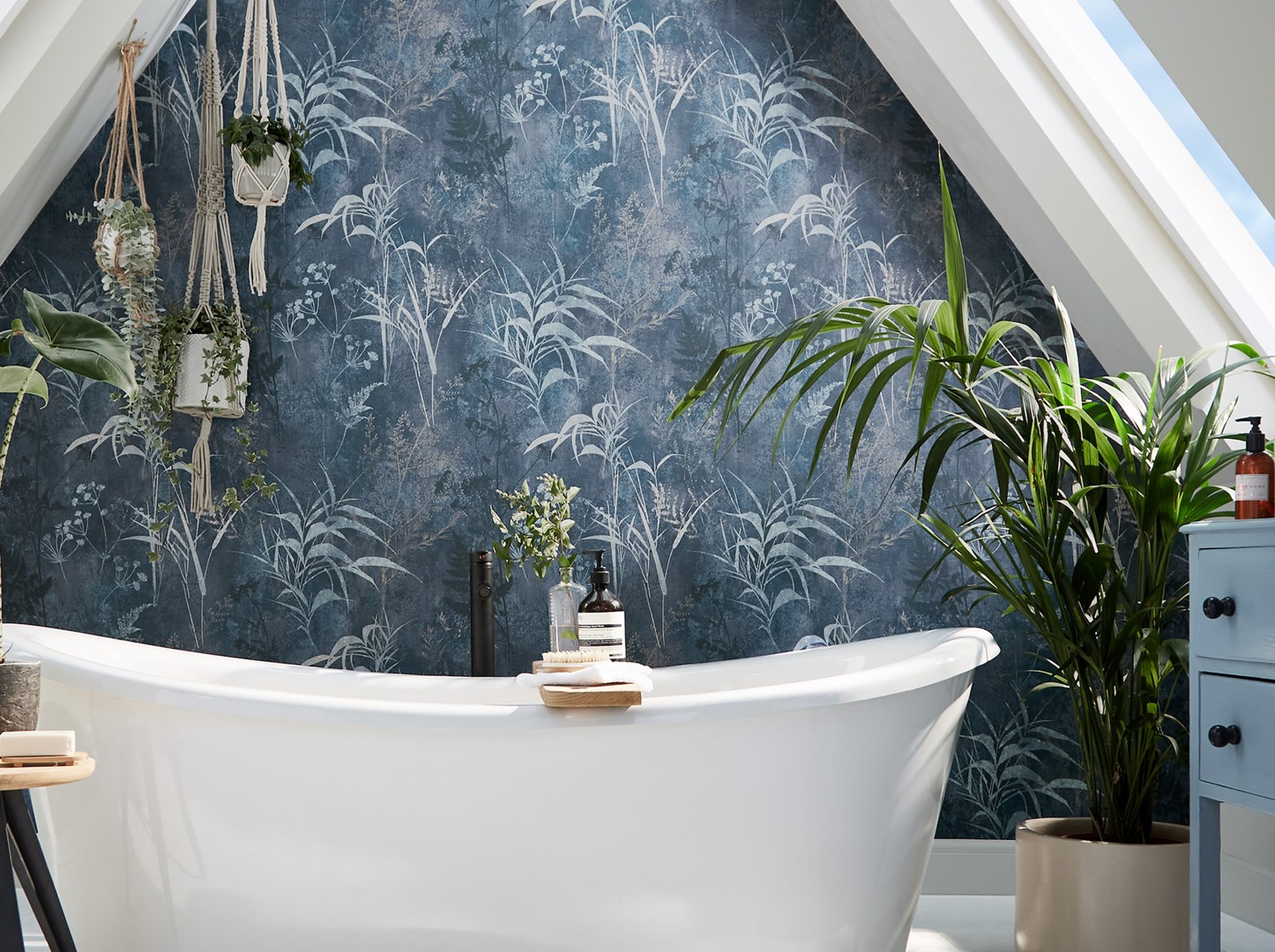 Op de muur is het behang van het jaar 2022 te zien.