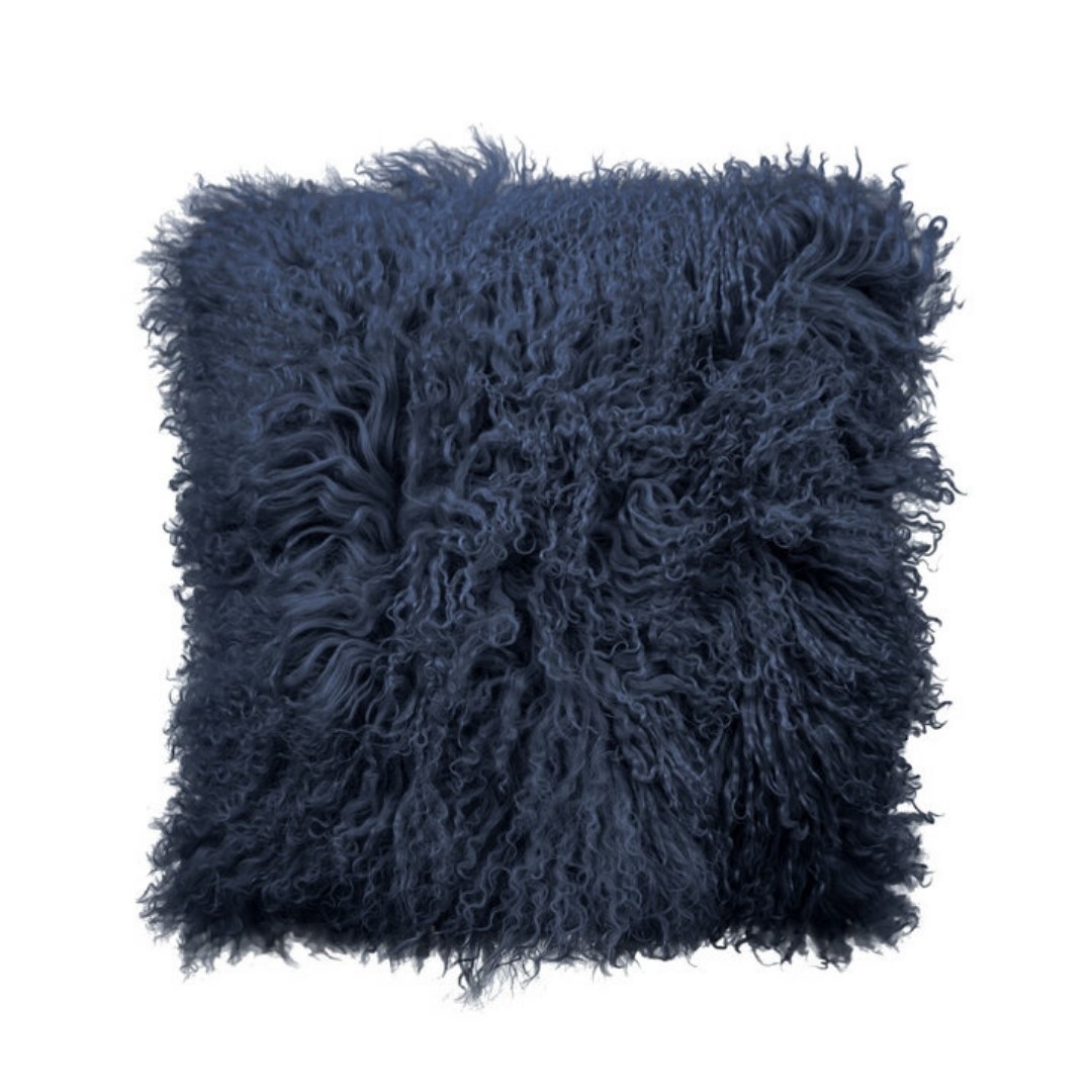 Vierkant kussen van krullend, langharig schapenvacht in diep marineblauw.