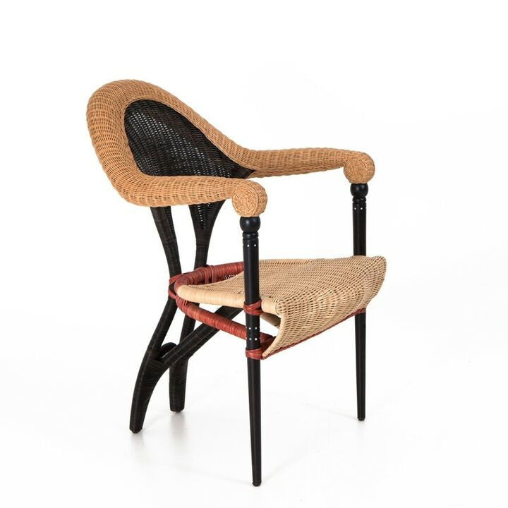 Liba stoel van Driade, ontwerp Borek Šípek; rotan en riet met zwarte poten en rode accenten.