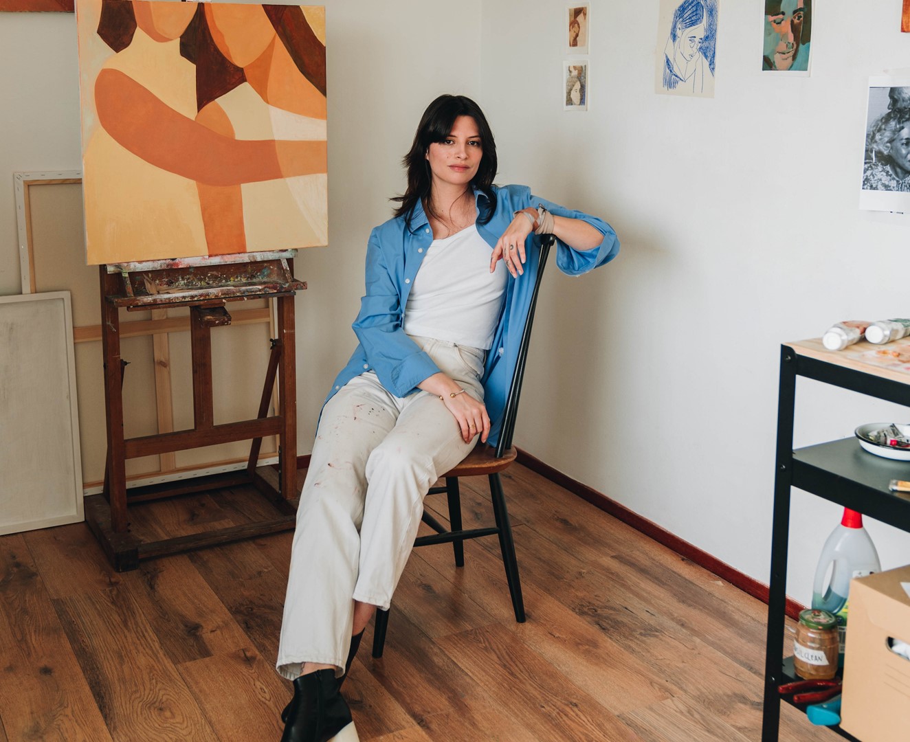 Nina Davies met haar ontwerp voor Kinfill.