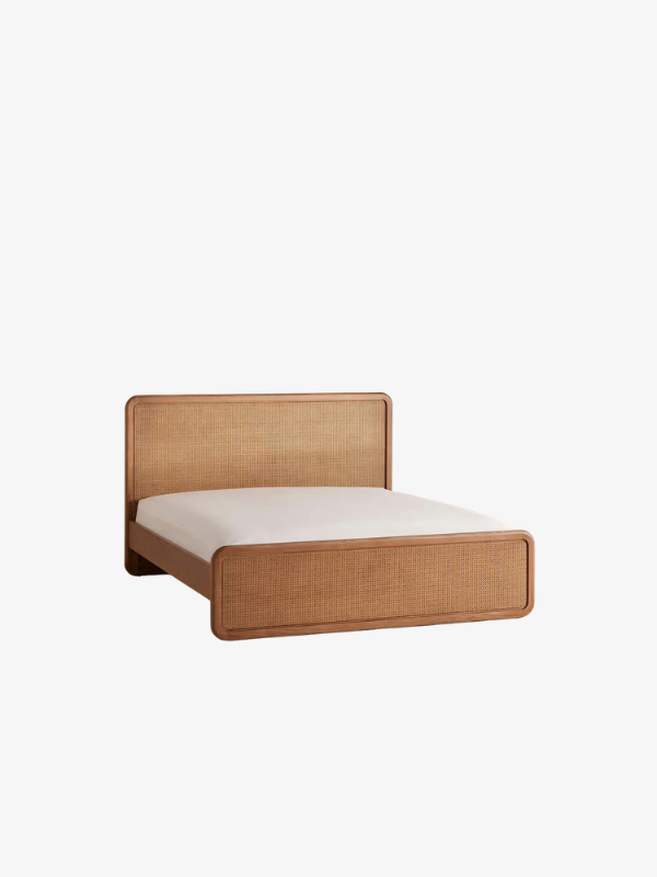 Bed met hoofdbord in rotan vlechtwerk en warm houten frame