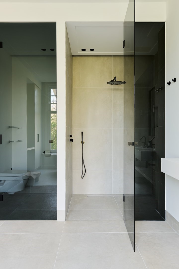 Badkamer met zwarte douchekop. Space Content Studio.