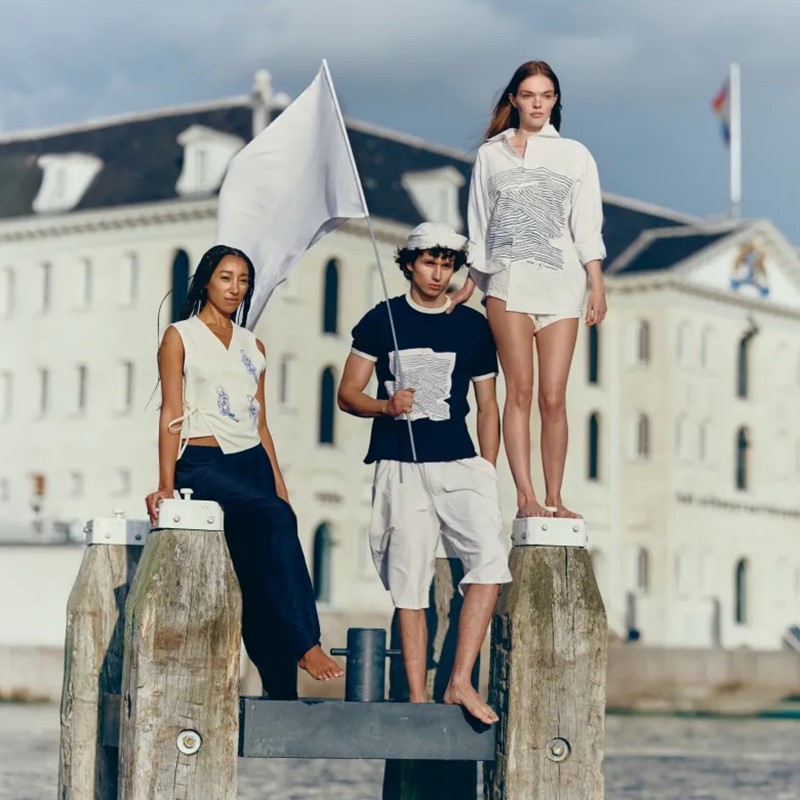 Modellen in maritiem geïnspireerde modecollectie Oceanista poseren op houten palen in het water voor Het Scheepvaartmuseum in Amsterdam, onderdeel van de tentoonstelling Oceanista – Fashion & Sea. Fotografie: Boris Lutters