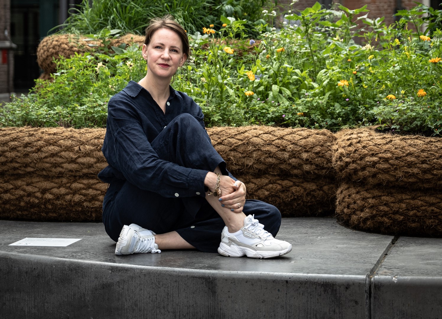 Conservator Laurie Cluitmans voor de tuin van kunstenaar Maria Thereza Alves.