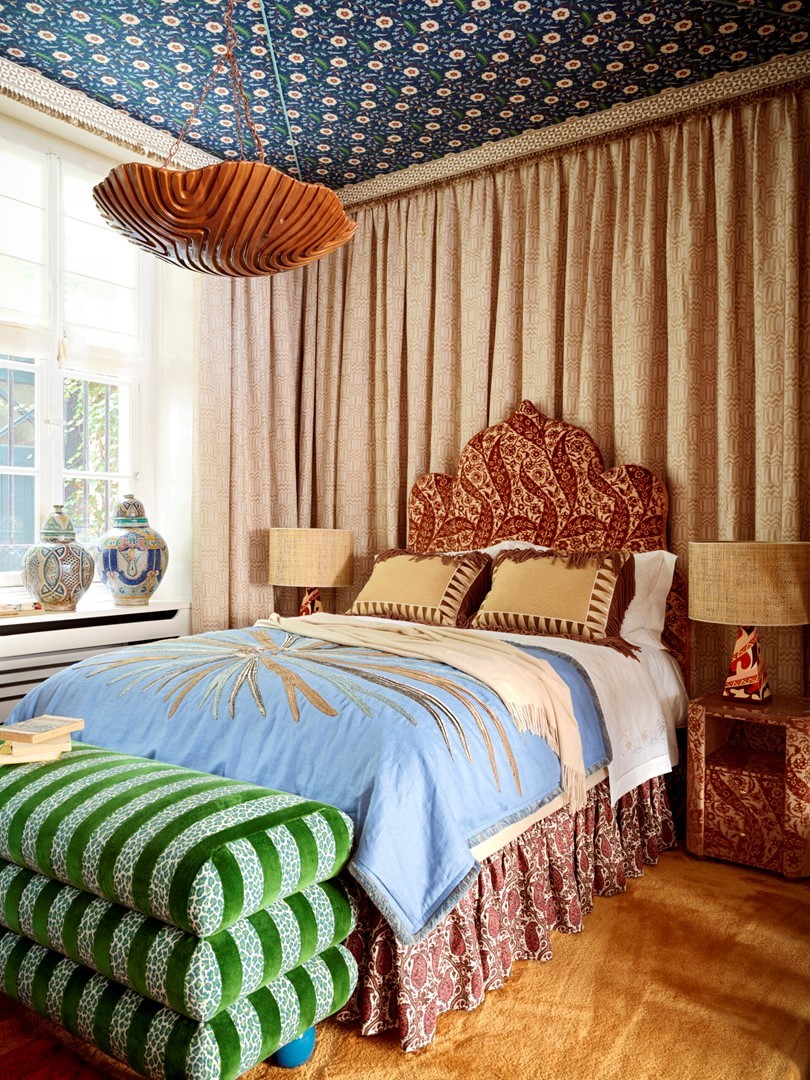 Slaapkamer ontworpen door Laura Gonzalez met stoffen van Schumacher fabric. De sprei is van Bokja Design