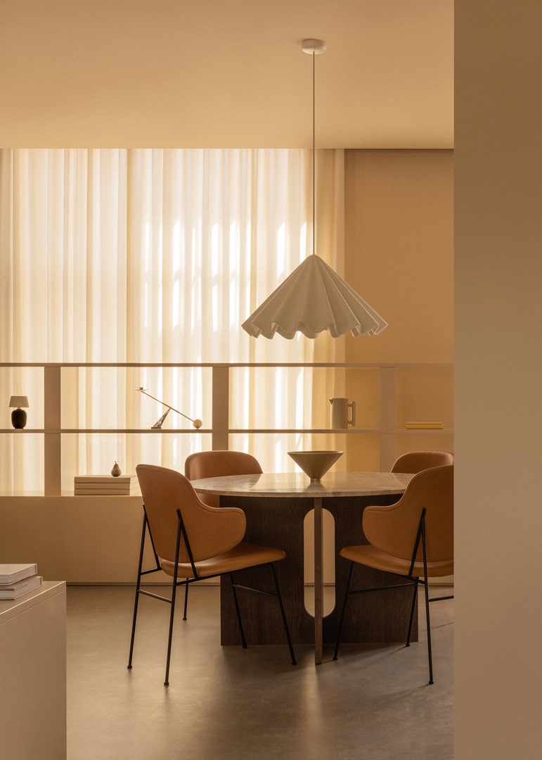 Audo Androgyne tafel, Penguin stoelen, Dancing hanglamp medium, Taper schaal. Fotografie: Audo