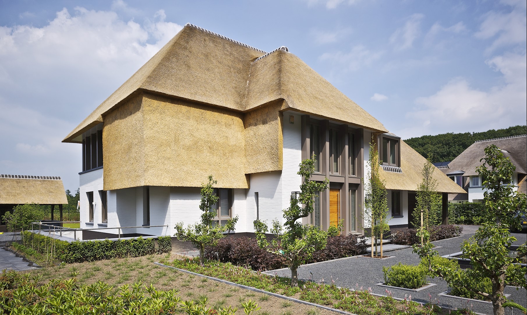 Wit huis met rieten dak