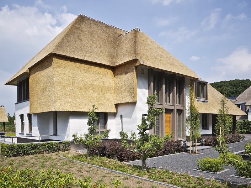 Wit huis met rieten dak