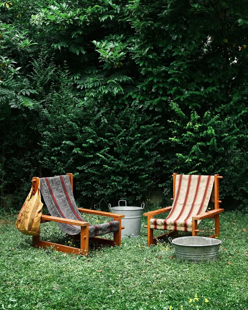 The House of Lyria 100% linnen, geverfd met natuurlijke pigmenten in natuurtinten, ideaal voor vintage stoelen en een herfstige sfeer tussen groen.