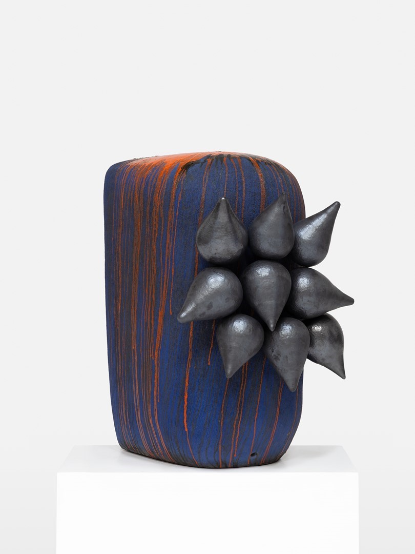 Hedendaagse keramische sculptuur van Zuid-Afrikaanse kunstenaar Zizipho Poswa met expressieve vormen en kleurrijk glazuur, tentoongesteld in Kaapstad