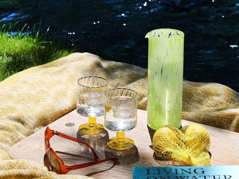 Twirl glazen en Tortoise karaf van &Klevering. Fotografie: &Klevering