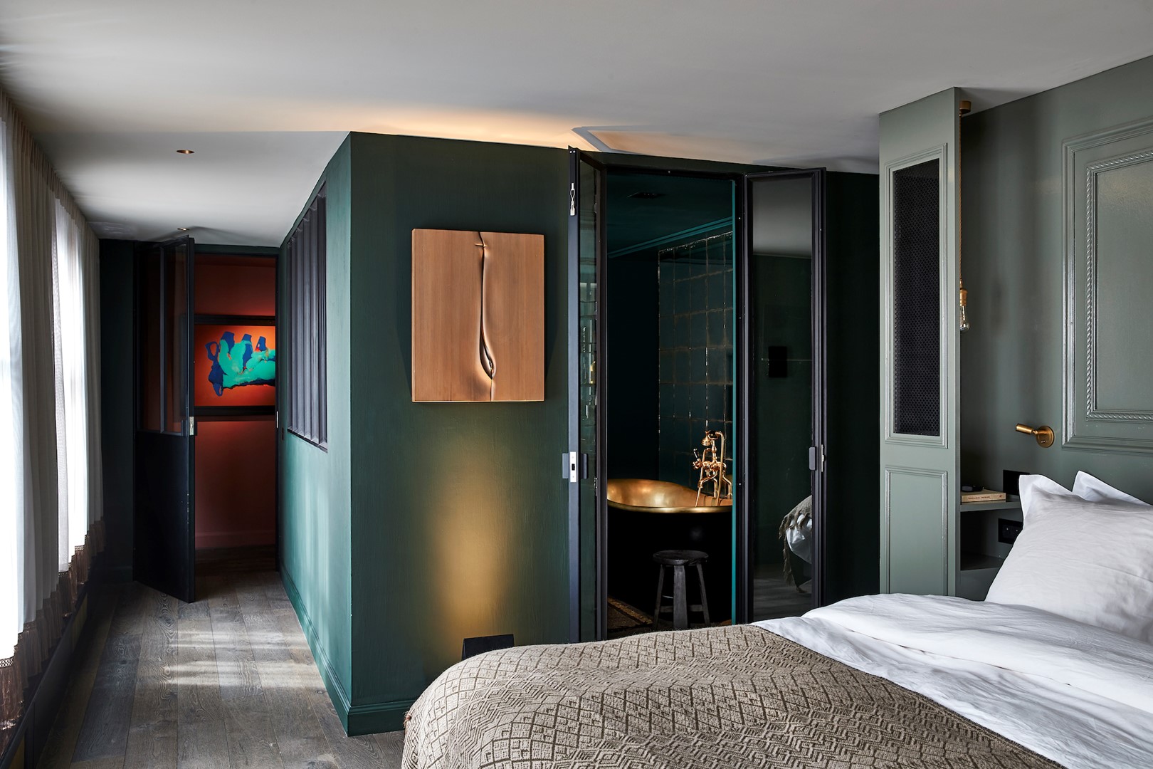 De slaapkamer van Frederiek is tegelijkertijd industrieel, exotisch, sexy en koninklijk.