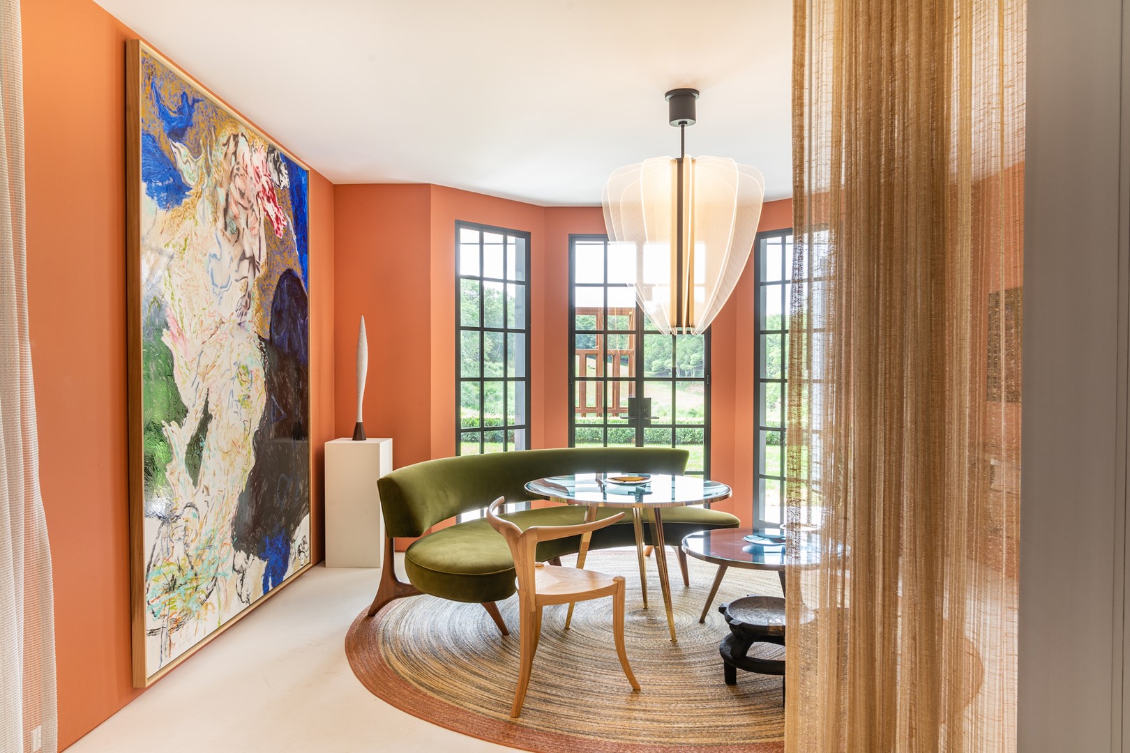 Op de oranje muur is een kunstwerk van Oliver Lee Jackson te zien van Malin Gallery. 