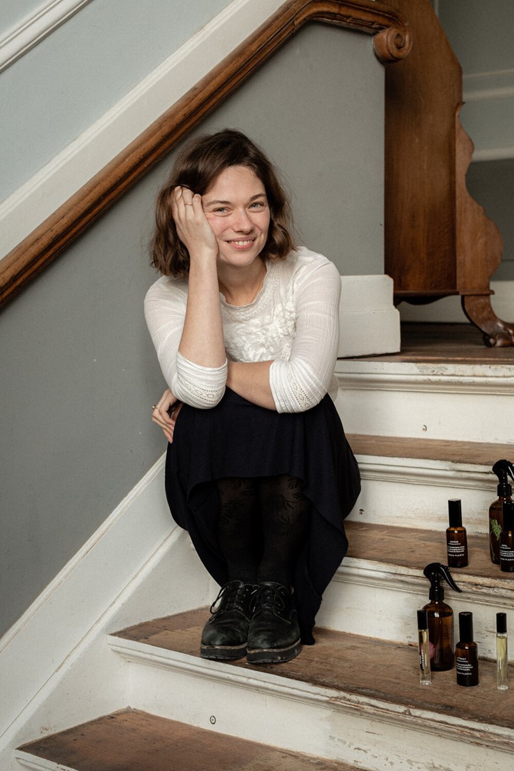 Parfumeur Merle Bergers in haar atelier in De Bilt.