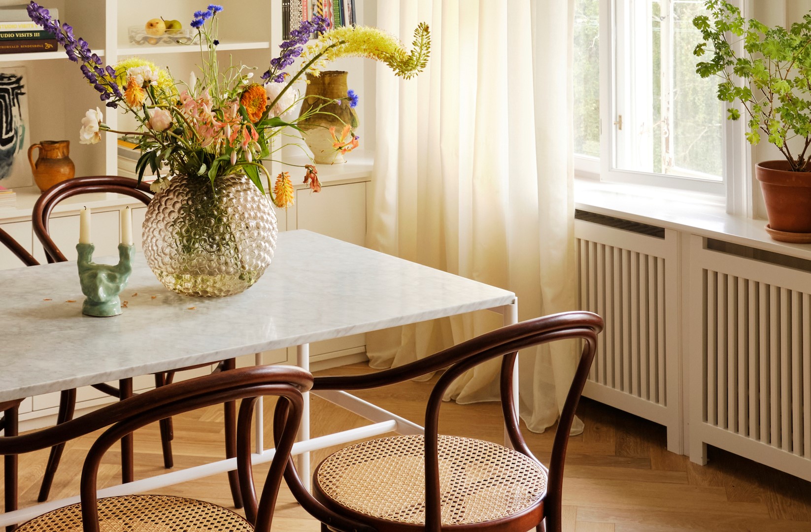 De witte kasten zijn ontworpen door een vriend van de familie. 