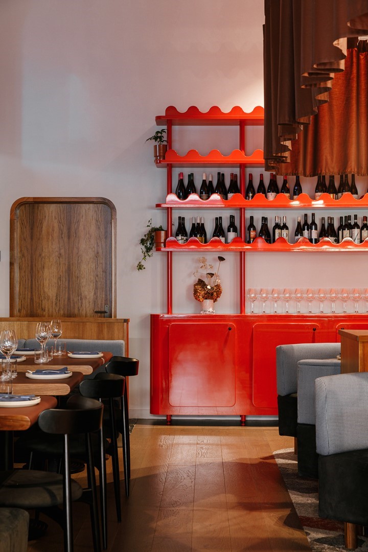 Italiaans restaurant interieur Fugazzi Adelaide — rode wijnkast met golvende schappen ontworpen door Studio Gram