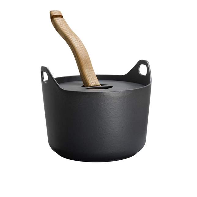 De gietijzeren Iittala-pan van Timo Sarpaneva is ideaal voor stoofpotten en soepen in de herfsttuin, € 171.