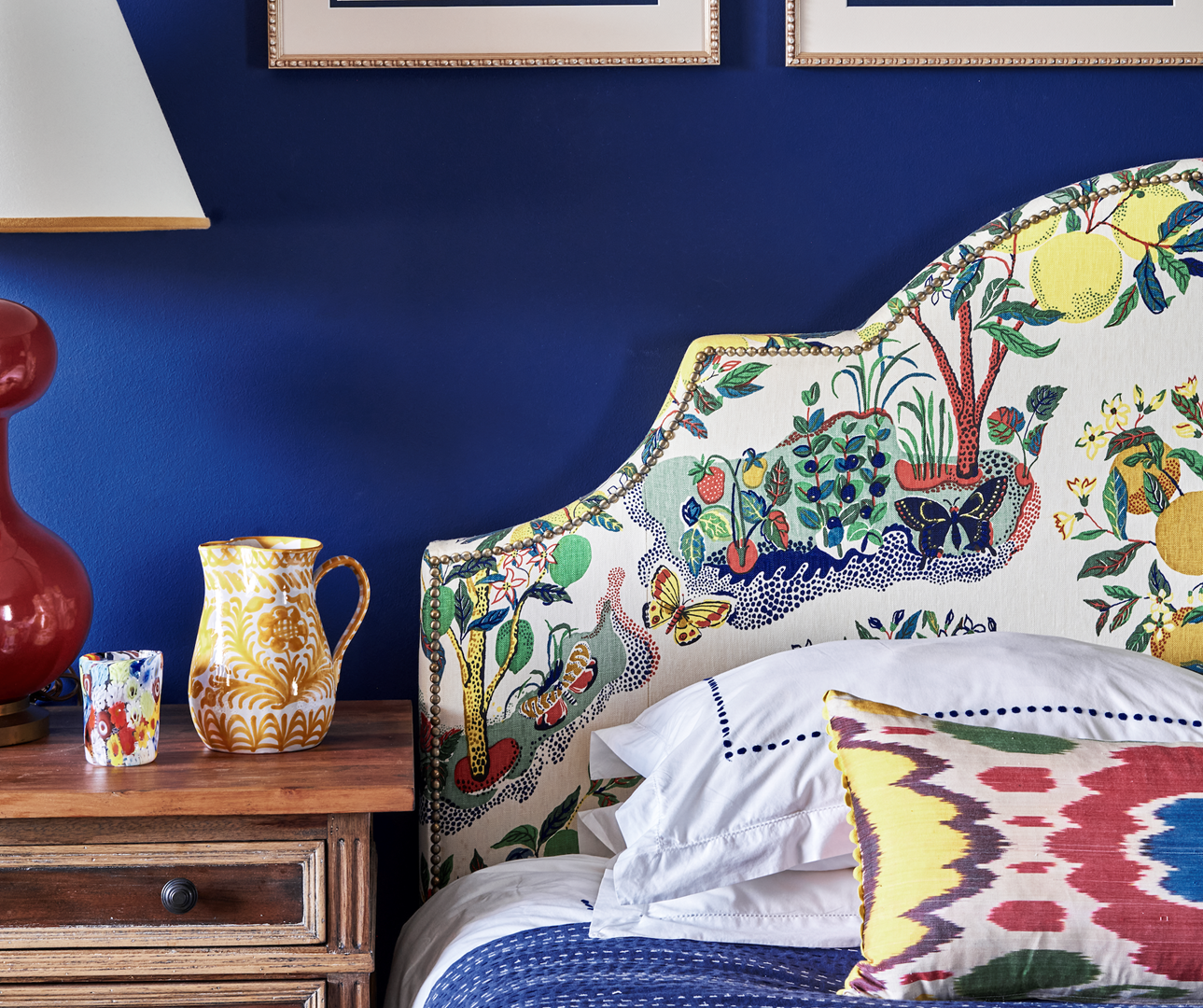 Op het hoofdbord de favoriete stof van de bewoner: Citrus Garden van Schumacher.