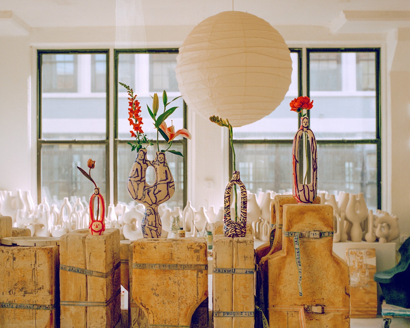 Creaties uit de samenwerking tussen Bodmer-Turner en Kohlmann. Kohlmann beschildert de sculpturale keramiekwerken van Bodmer-Turner.