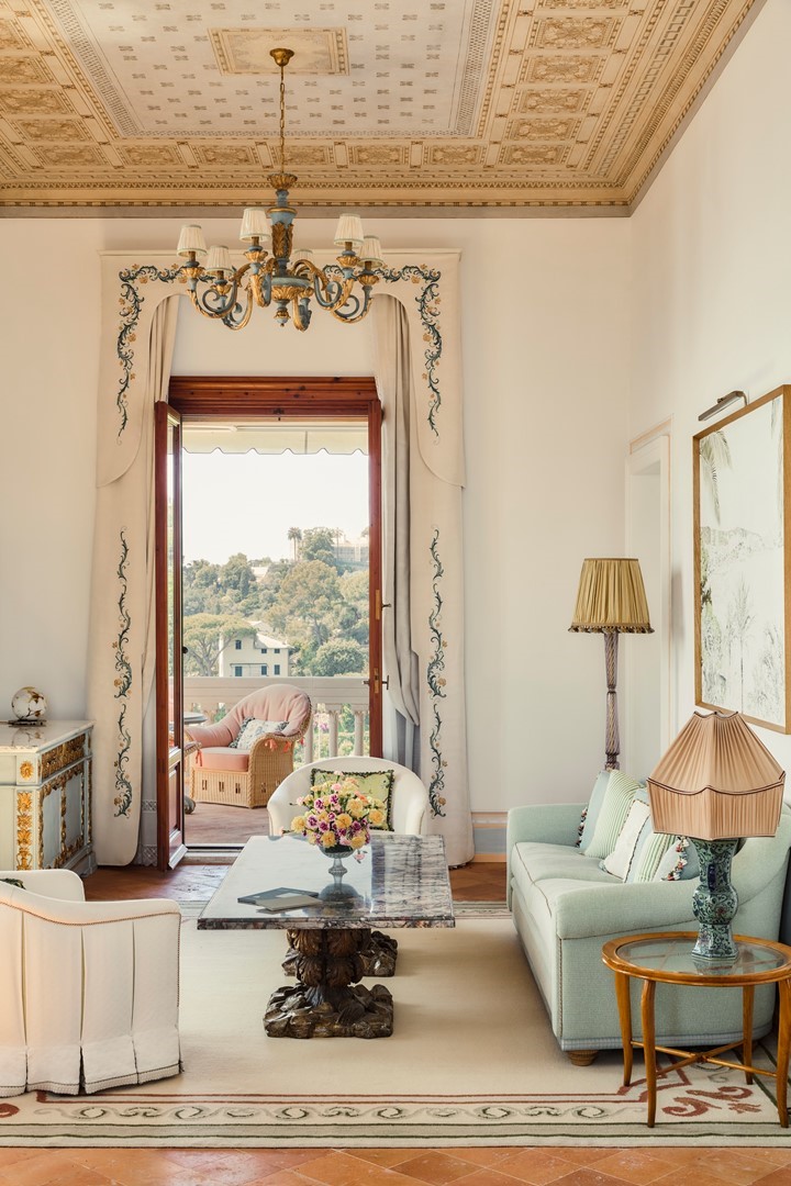 Zitkamer met pastelblauwe bank en fresco-plafond, met uitzicht op de heuvels van Portofino.