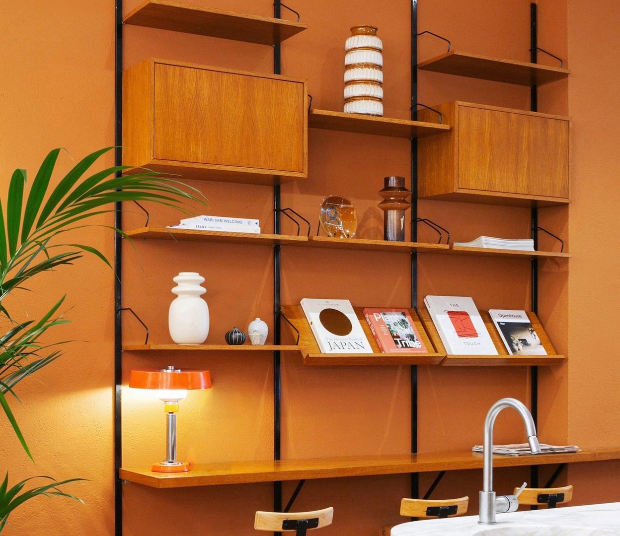 Mandarijnkleurige muren en terracotta-tegels maken van Beam Cafe in West-Londen een zomers, uitnodigend geheel. Ola Jachymiak Studio tekende voor het ontwerp van deze horecagelegenheid met mediterrane lunchkaart tussen de gezellige winkels in Notting Hill. 