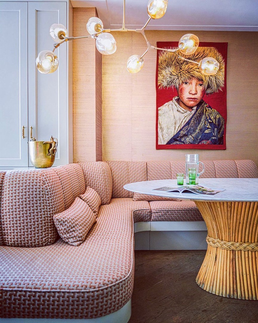 Hoekige eetkamerbank op maat van Studio Habib in perzik geweven stof met ronde afwerking, gecombineerd met een ronde eettafel