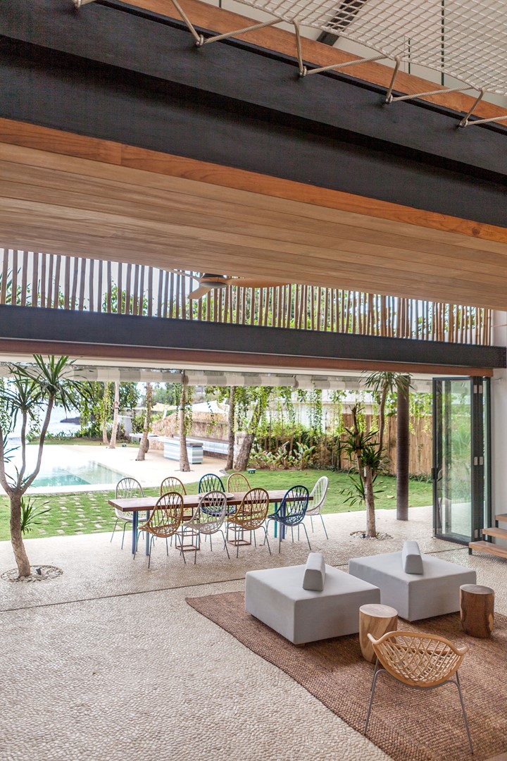 Als een eiland in de zee ligt een kleed op de grindvloer met daarop zitelementen van Valentina Audrito (Word of Mouth House) en een stoel van Abie Abdillah.