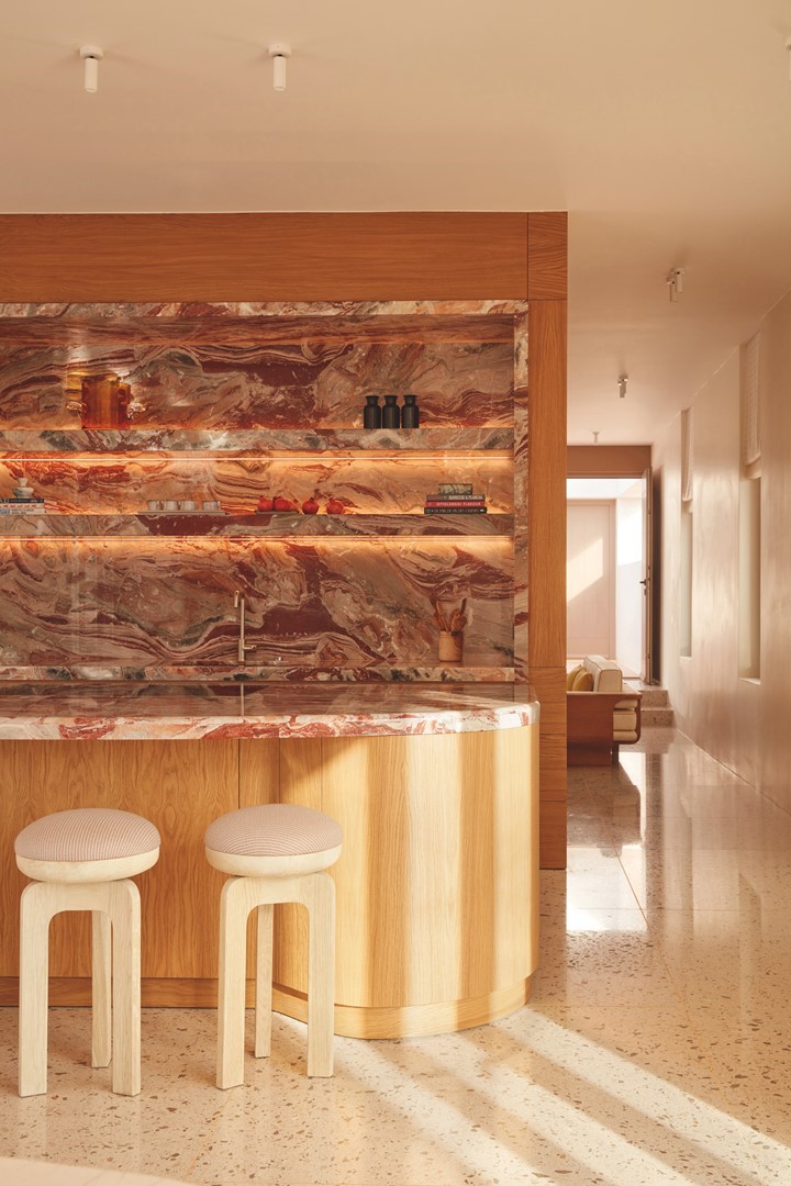 Keuken met rood marmer en houten kookeiland in moderne villa op Kythira