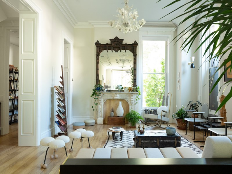 Links en rechts twee MM1-fauteuils.