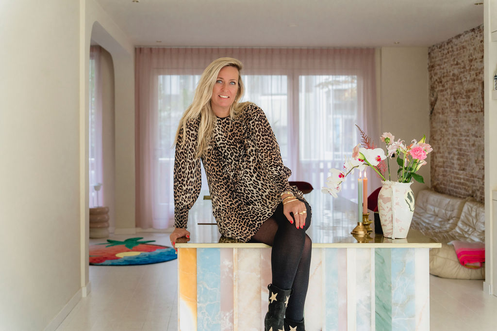 Bettina in haar zelfontworpen keuken. 