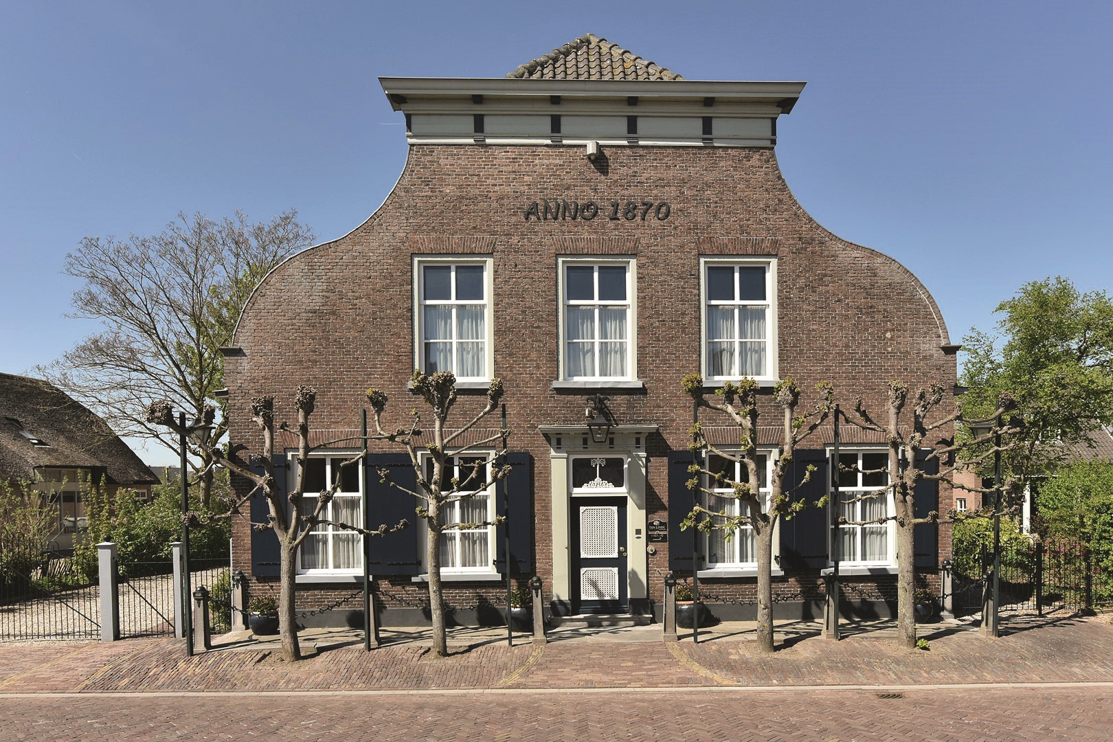 Grotestraat 16 - 18 in Veen.