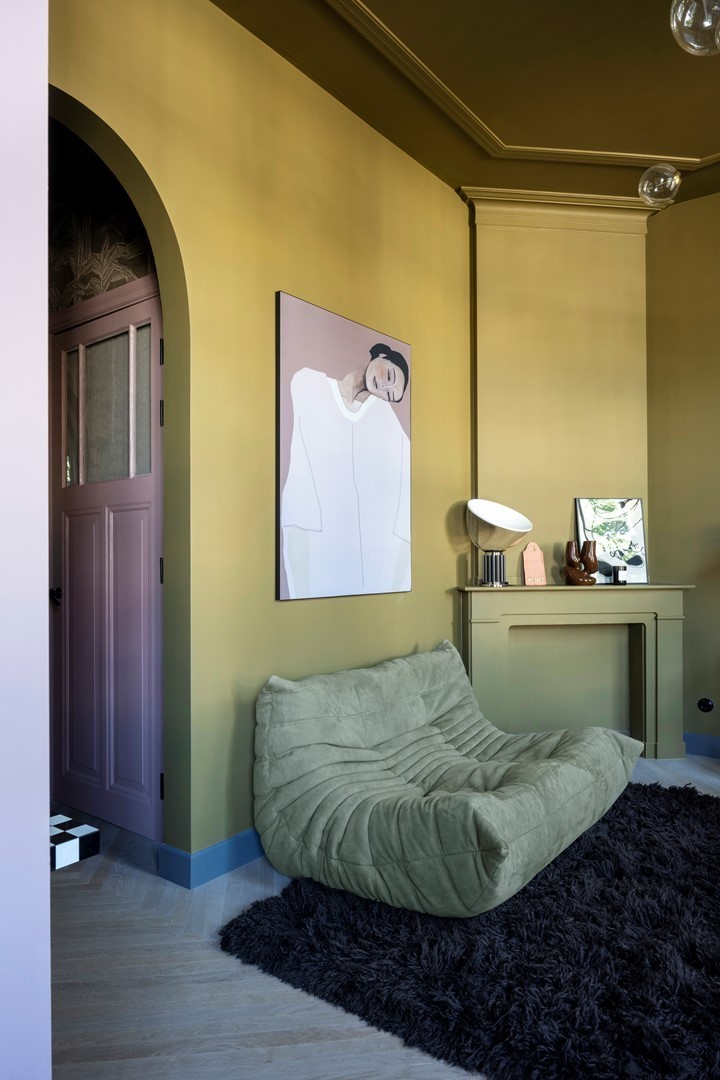 Interieur met groene muren en een Ligne Roset Togo-fauteuil in het huis van Theo-Bert Pot en Jelle van de Schoor