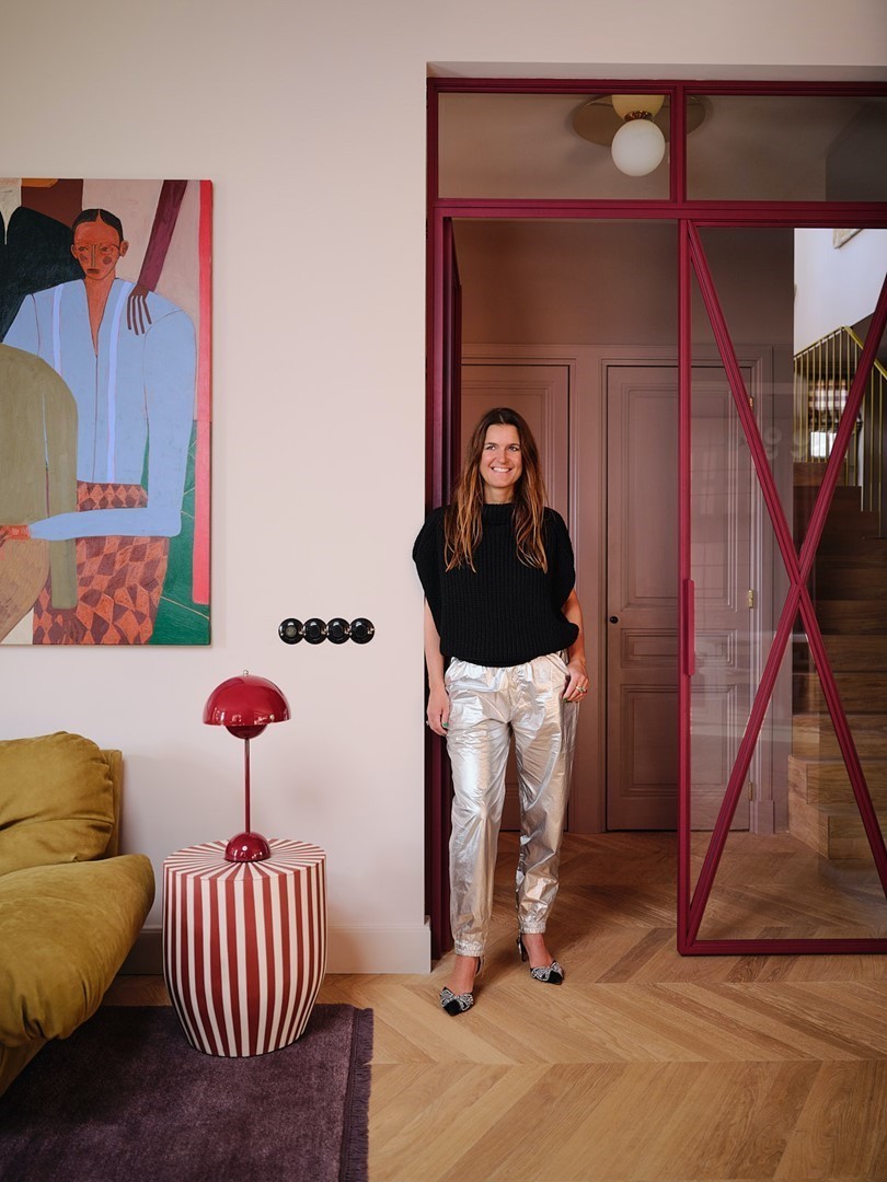 Nicole in de woning van Carice van Houten. Bijzettafel via Atelier ND Shop, de lamp in de gang is van Atelier Areti, het vloerkleed is van Kvadrat via The Frozen Fountain.