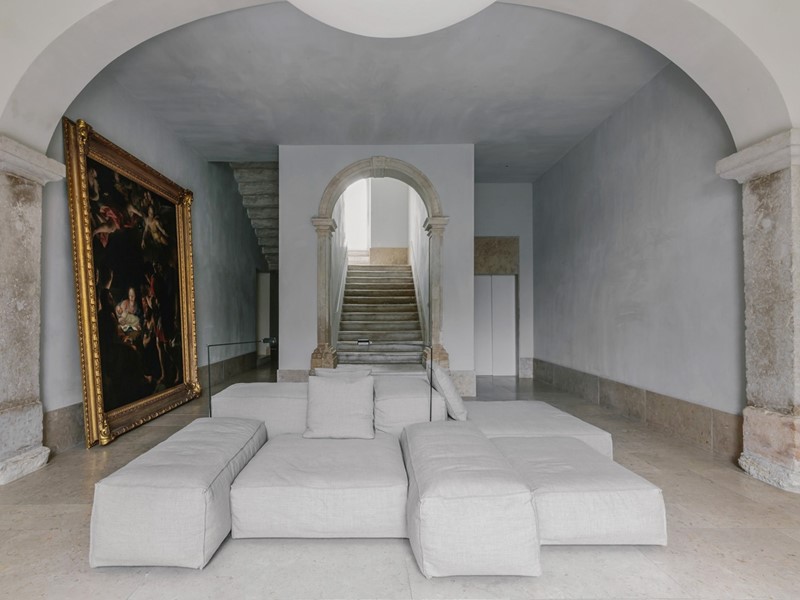 De indrukwekkende lobby van het gebouw.